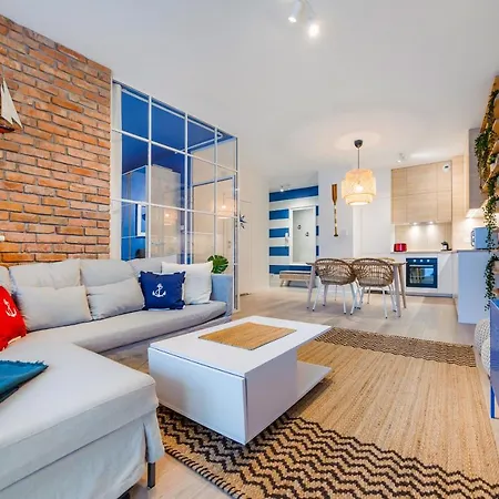 Riverfront Gdansk, Sun & Snow