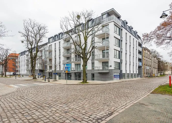 Riverfront Gdansk, Sun & Snow *